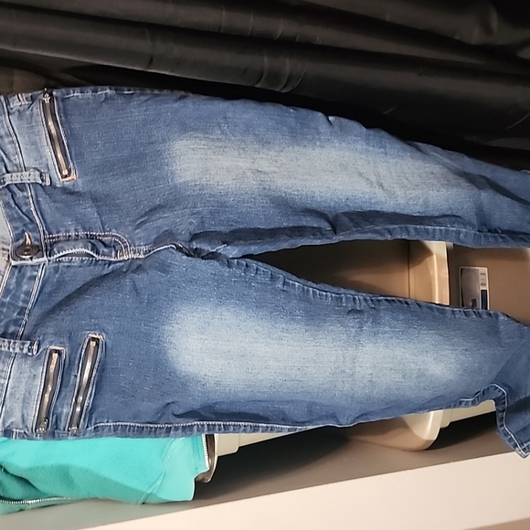 Guess size 31 Capris - Picture 2 of 7